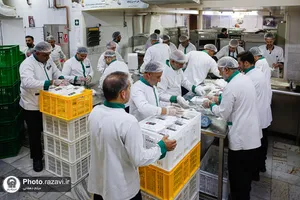 توزیع ۸ هزار پرس غذای متبرک به یاد رهبر شهید انقلاب