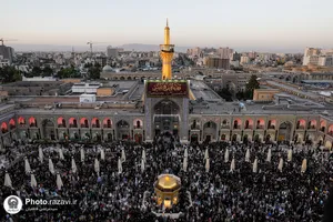 آیین تعویض پرچم گنبد منور رضوی در آستانه ماه محرم