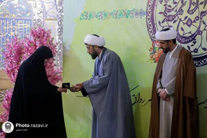 اهدای نشان خادمیاران خواهر رواق کودک