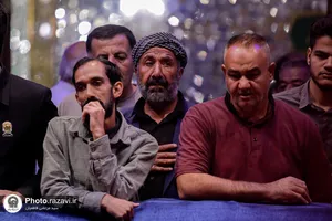 تشرف هنرمندان نهضت مردمی پوستر انقلاب به حرم مطهر رضوی
