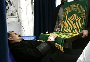 زیر سایه خورشید در فیروزکوه؛ عیادت خادمان رضوی از بیماران بیمارستان امام خمینی(ره)/ گزارش تصویری