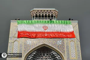نصب پرچم جمهوری اسلامی ایران در حرم مطهر رضوی