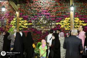 گل آرایی حرم مطهر رضوی در دهه کرامت