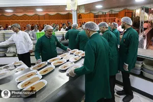 توزیع شله در چایخانه حرم مطهر رضوی
