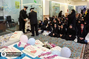 اهدا بسته&zwnj;های متبرک رضوی به دختران زائر امام رضا(علیه&zwnj;السلام)