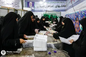 توزیع ٣۵٠٠ پرس غذای متبرک توسط خواهران خادم حرم مطهر رضوی