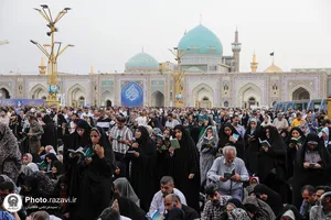 قرائت دعای پرفیض عرفه در حرم مطهر رضوی