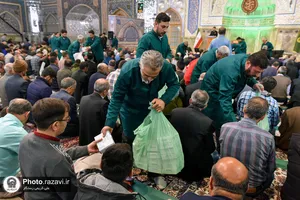توزیع افطاری سبک در حرم مطهر رضوی-1
