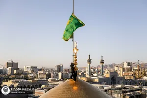 آیین تعویض پرچم حرم امام رضا علیه&zwnj;السلام در آستانه ماه ربیع الاول