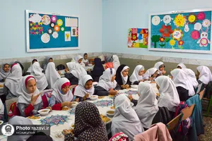توزیع صبحانه متبرک رضوی در دبستان دخترانه امامت