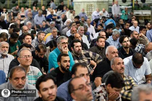 اهداء پرچم عزای حسینی به هیات های مذهبی در حرم مطهر رضوی
