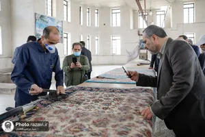 بازدید اعضای فرهنگستان هنر از کارخانه فرش آستان قدس رضوی
