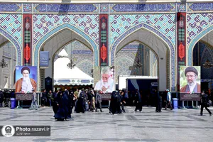 روایت تصویری از رهبر شهید انقلاب در صحن کوثر حرم مطهر رضوی