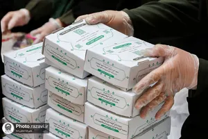 بسته&zwnj;بندی و توزیع افطاری سبک در حرم مطهر رضوی