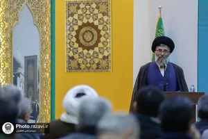 اهدای نشان طلای علمی رضا شریفیان به موزه آستان قدس رضوی