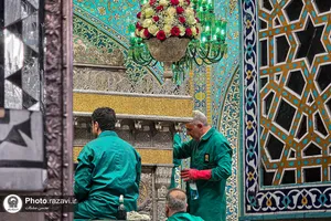تنظیف ضریح مطهر امام رضا علیه&zwnj;السلام