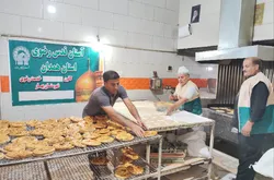 پخت ۶۰۰ عدد نان گرده برای پذیرایی از عزاداران امام رضا (ع) در شهرستان بهار