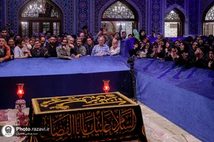 تشرف هنرمندان نهضت مردمی پوستر انقلاب به حرم مطهر رضوی

