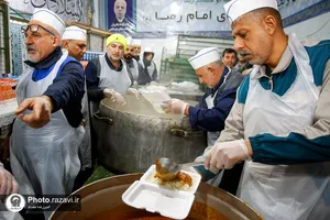توزیع نذری در روز شهادت امام کاظم علیه&zwnj;السلام