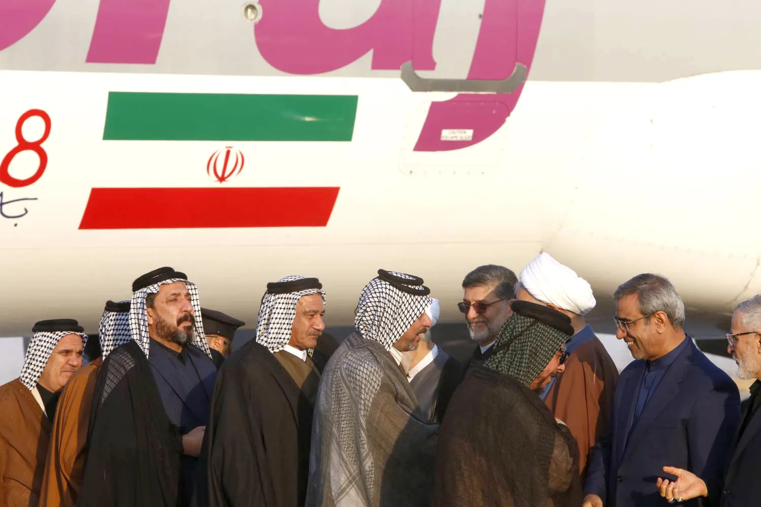 استقبال خادمان بارگاه منور رضوی از شیوخ عشایر عراقی در فرودگاه مشهدالرضا استقبال خادمان بارگاه منور رضوی از شیوخ عشایر عراقی در فرودگاه مشهدالرضا