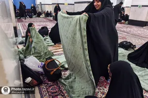 ورود معتکفین دختر نوجوان به حرم مطهر رضوی