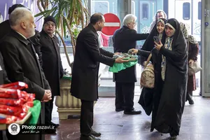 استقبال از زائرین بارگاه منور رضوی در راه آهن مشهد