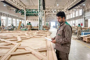 از بوی چوب تا افتخار خدمت در حرم؛ ۱۹ سال همراهی با آرایه‌های معماری رضوی