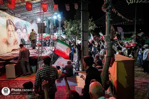بسته بندی و توزیع تبرکات توسط خادمان رضوی در تجمعات مردمی