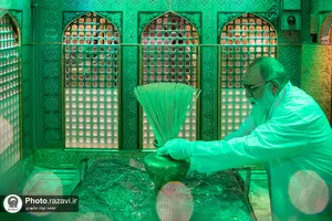 غبارروبی ضریح مطهر رضوی در آستانه دهه &laquo;ولایت و امامت&raquo;
