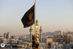 آیین تعویض پرچم گنبد منور رضوی در آستانه ماه محرم