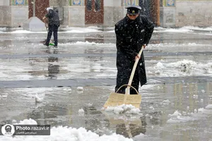 خدمت&zwnj;رسانی به زائران حرم مطهر رضوی در بارش برف