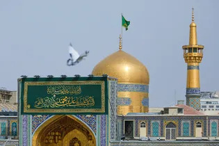 نصب کتیبه‌های ولادت امام هادی علیه‌السلام در حرم مطهر رضوی