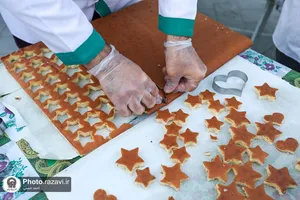 پخت و توزیع کیک در شام میلاد حضرت زینب(سلام الله علیها)