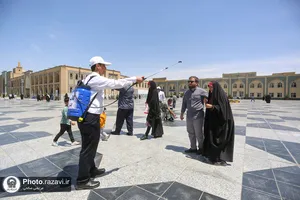 گلاب&zwnj;پاشی حرم مطهر رضوی با گلاب نذری کاشان