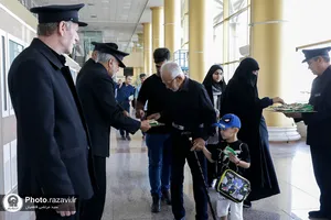 استقبال خدام از زائرین بارگاه منور رضوی