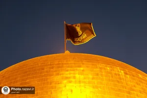 تعویض پرچم گنبد مطهر امام رضا(علیه&zwnj;السلام) به مناسبت آغاز ماه ربیع&zwnj;الاول