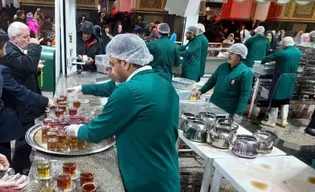 پذیرایی خادم‌یاران زنجانی از ۳۰ هزار زائر در چایخانه حرم رضوی