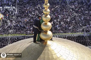 آیین تعویض پوش ضریح و پرچم گنبد منور رضوی در روز میلاد امام مهربانی&zwnj;ها