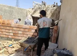 دست مهربانی خادم‌یاران بر سقف خانه محرومان