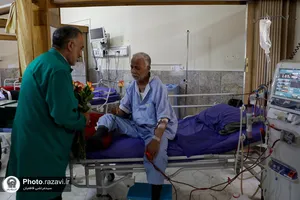 حضور خدام حرم مطهر رضوی در بیمارستان شمس&zwnj;الشموس