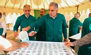پذیرایی خادم‌یاران رضوی از ۷ هزار نمازگزار در چایخانه امام رضا (ع) یزد
