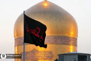 آیین تعویض پرچم گنبد منور رضوی به مناسبت آغاز ماه محرم