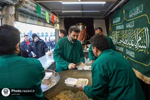 پذیرایی از زائران در موکب خدام انتظامات حرم مطهر رضوی