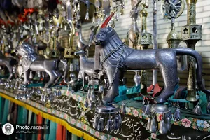 تنظیف علم شاه حسین در موزه آستان قدس رضوی
