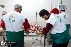 بسته&zwnj;بندی و توزیع گوشت قربانی اهدایی ناذران به مناسبت عید قربان