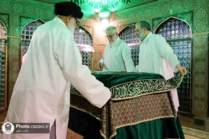 تصاویری از رهبر شهید انقلاب در مراسم غبارروبی حرم مطهر رضوی