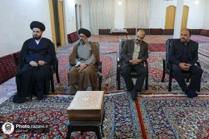 اهداء مصحف مشهد رضوی به آیت الله مرتضوی