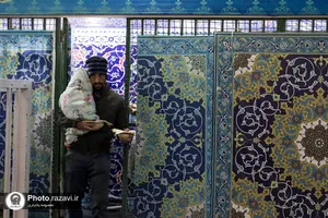 توزیع نذری در باب الجواد حرم مطهر رضوی