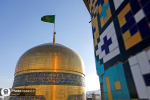 تعویض پرچم گنبد منور رضوی به مناسبت عید مبعث