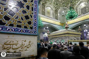 تعویض گل&zwnj;های ضریح مطهر به مناسبت ولادت جوادالائمه علیه السلام